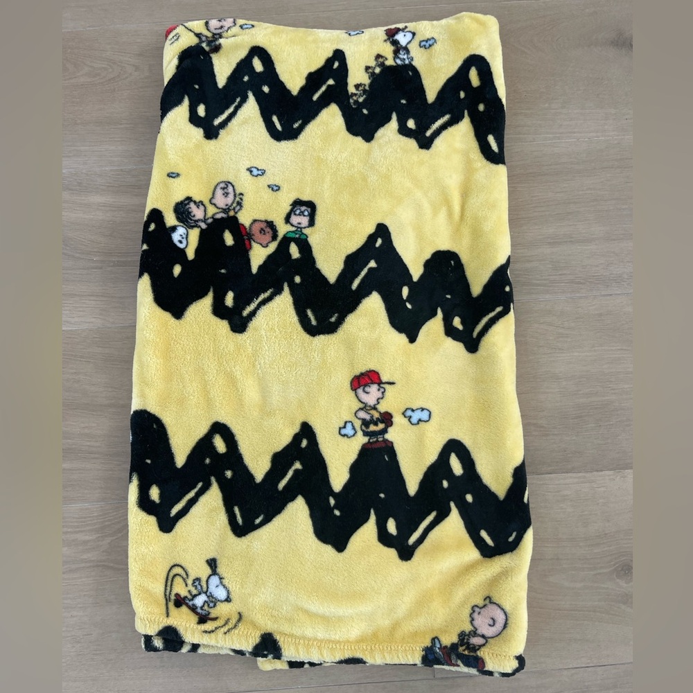 〰️Peanuts Rare HTF Iconic Charlie Brown Zig Zag Print Snoopy Plush Blanket Throw